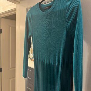 Gorgeous teal colored dress!